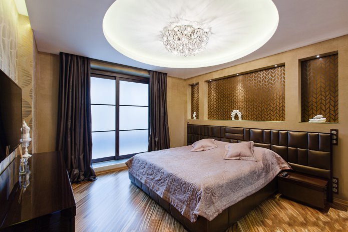 plafond à deux niveaux dans la chambre