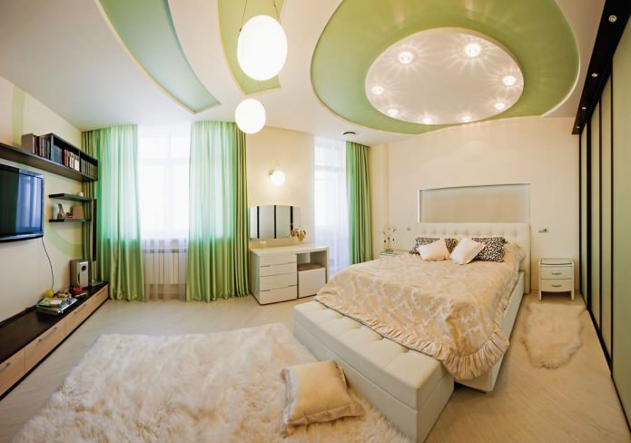 Plafond tendu à deux niveaux dans une chambre blanche et verte