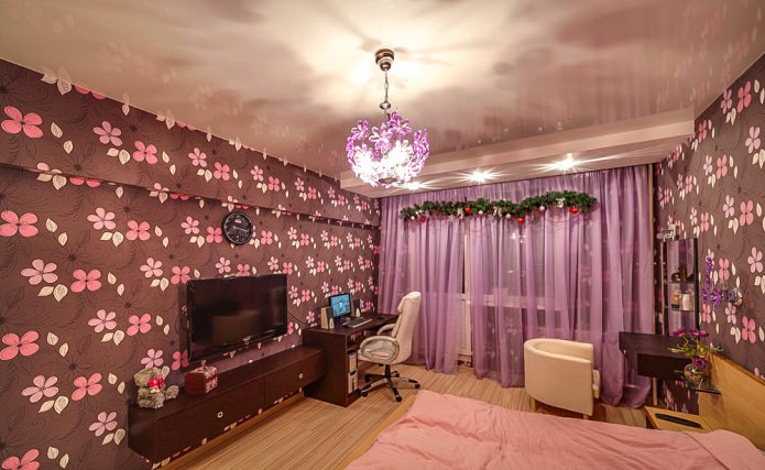 Plafond tendu brillant à un niveau dans la chambre