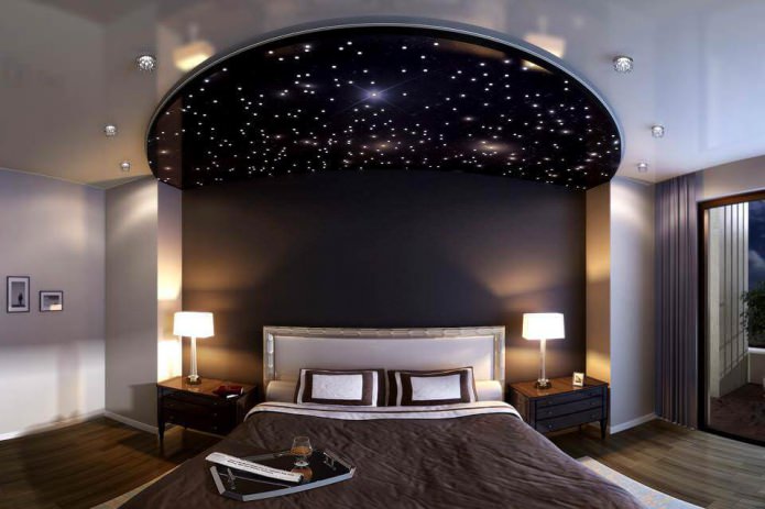 Plafond tendu dans la chambre avec éclairage 