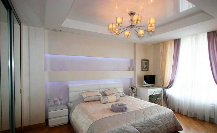 Plafond tendu blanc à deux niveaux dans une chambre