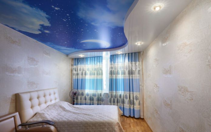 Plafond tendu avec impression photo dans la chambre