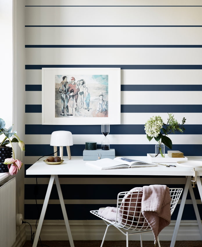 rayures bleues décroissantes sur le mur