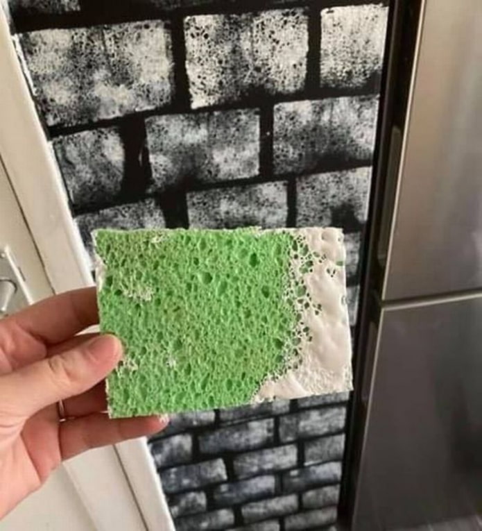 briquetage blanc avec une éponge