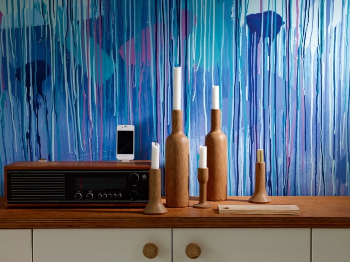 coulures de peinture multicolores sur le mur