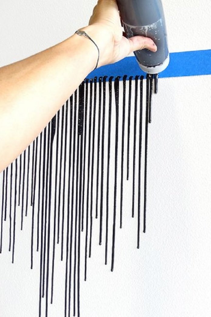une bande de peinture noire coule sur le mur
