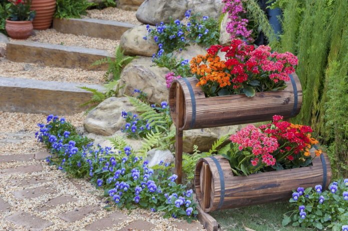 un parterre de fleurs dans un tonneau