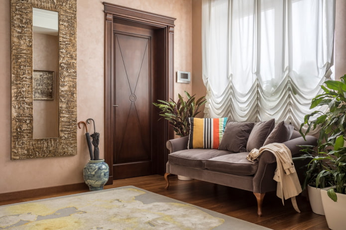 Intérieur de couloir de style néoclassique