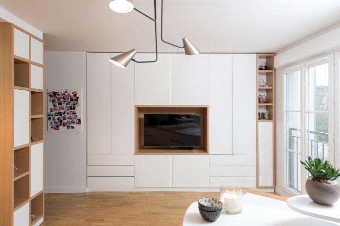 Téléviseur dans une niche de meuble à l'intérieur