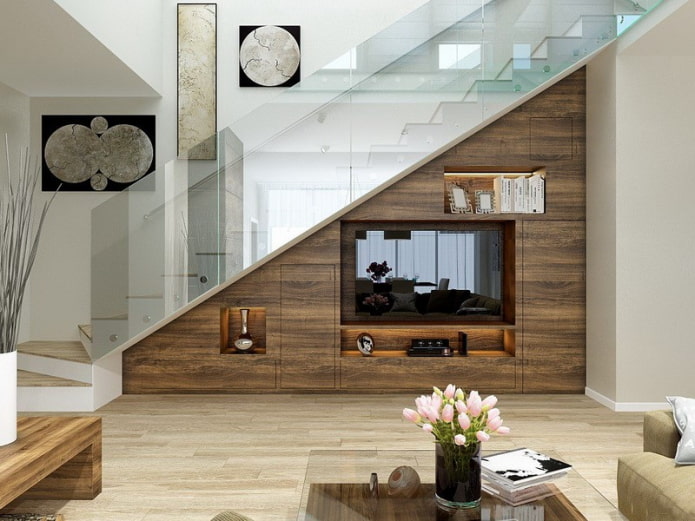 TV dans une niche sous l'escalier à l'intérieur
