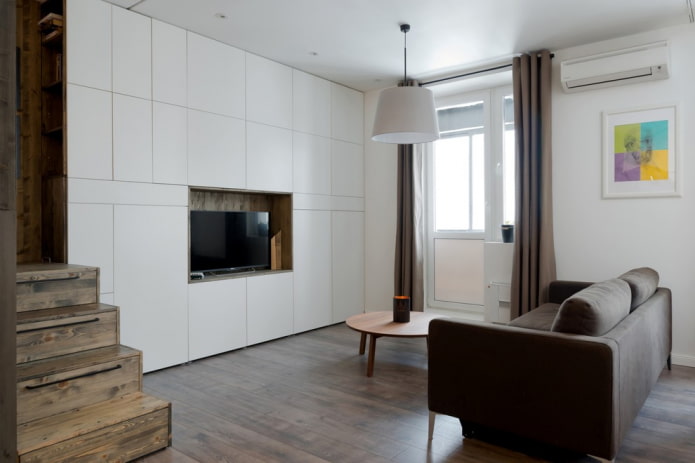 Téléviseur dans une niche à l'intérieur du salon