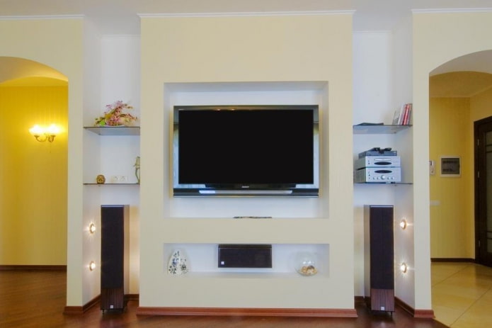 Téléviseur avec enceintes dans une niche à l'intérieur