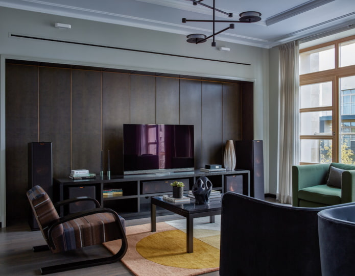TV dans une niche le long de tout le mur à l'intérieur