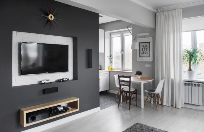Téléviseur dans une niche en plaques de plâtre à l'intérieur