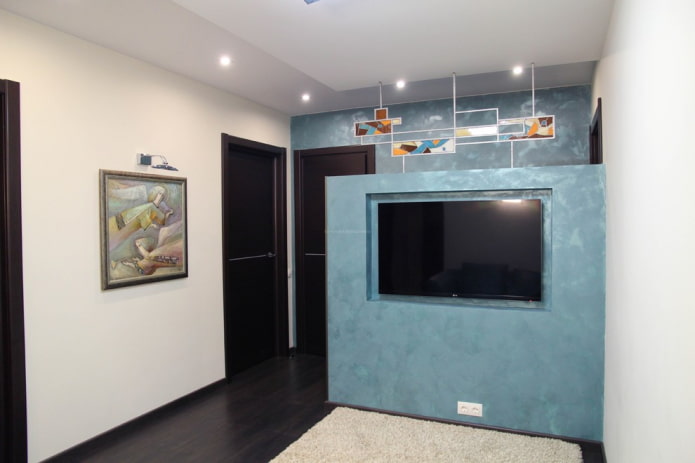 Téléviseur dans une niche dans une cloison à l'intérieur