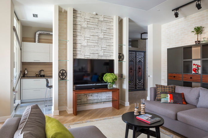 Téléviseur dans une niche dans une cloison à l'intérieur