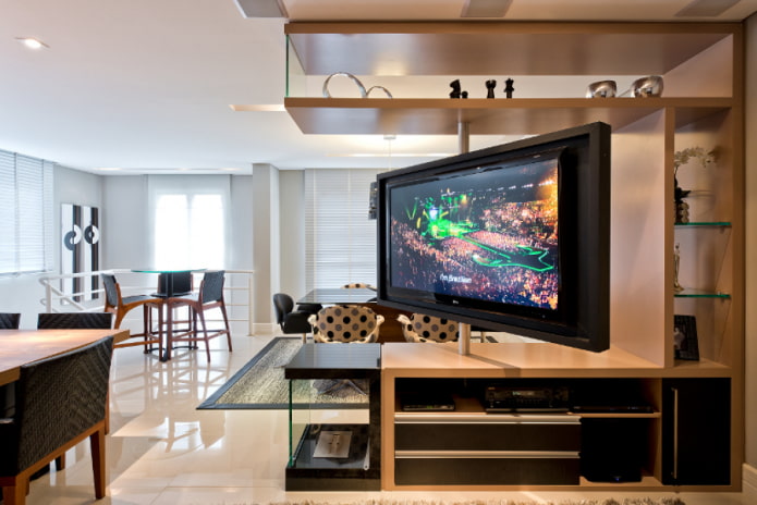 Téléviseur dans une niche rotative à l'intérieur