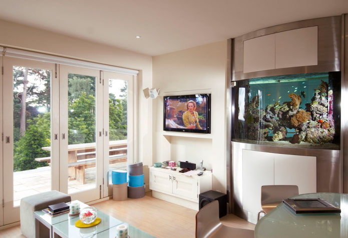 Téléviseur dans une niche avec un aquarium à l'intérieur