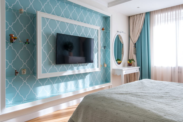 niche avec papier peint dans la chambre