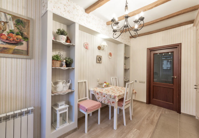 Mur avec une niche dans un intérieur de style provençal
