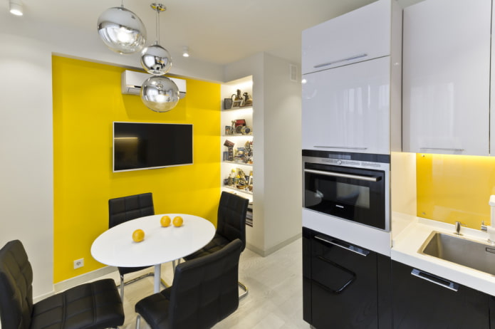 Mur avec une niche dans un intérieur de style moderne
