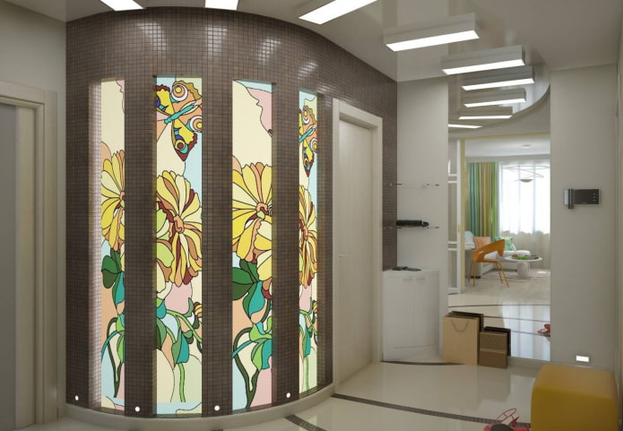 niches avec vitraux dans un couloir