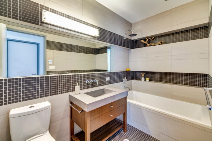 niche avec carrelage dans la salle de bain
