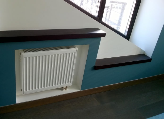 niche pour une batterie à l'intérieur