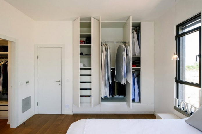 niche pour une armoire dans la chambre à coucher
