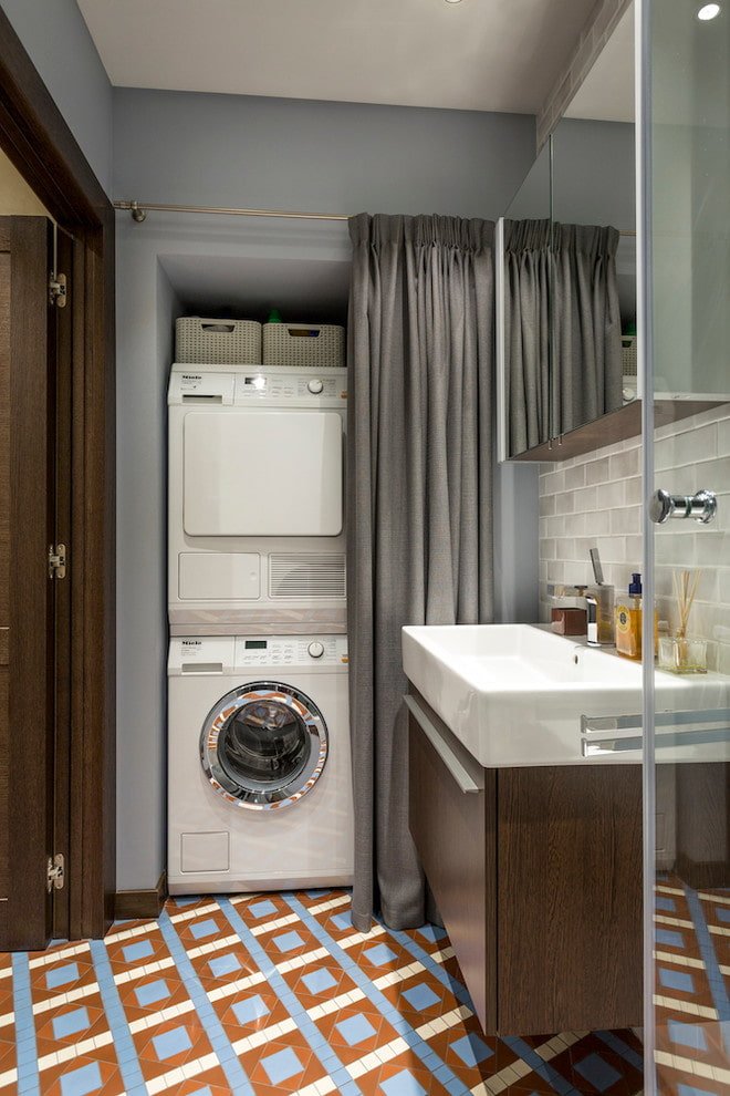 niche avec machine à laver dans la salle de bains