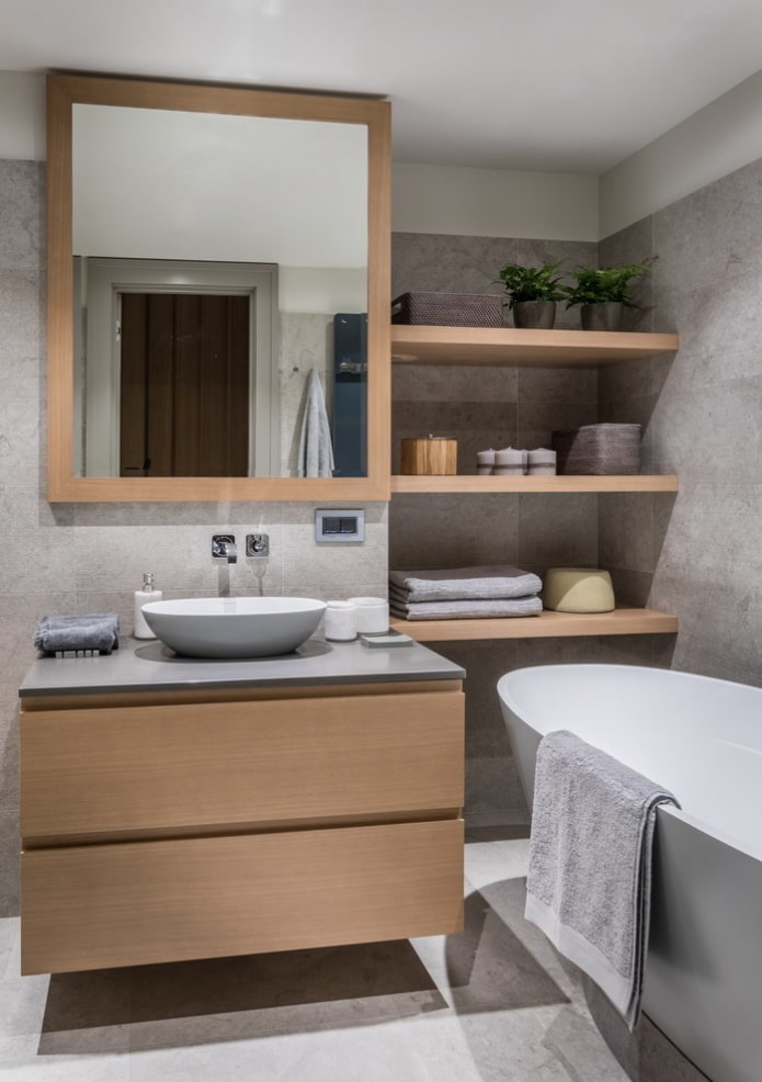 niche avec étagères en bois dans la salle de bain
