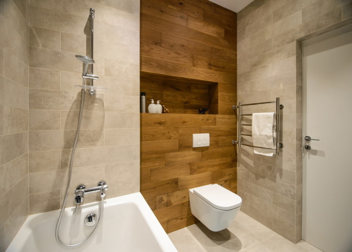 niche derrière les toilettes dans la salle de bain
