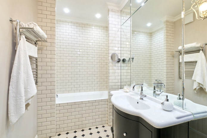 niche avec baignoire dans la salle de bain