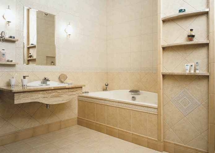 niche avec baignoire dans la salle de bain