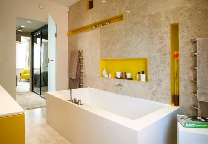 niche au-dessus de la baignoire à l'intérieur