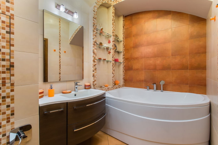 niche avec étagères en verre dans la salle de bain