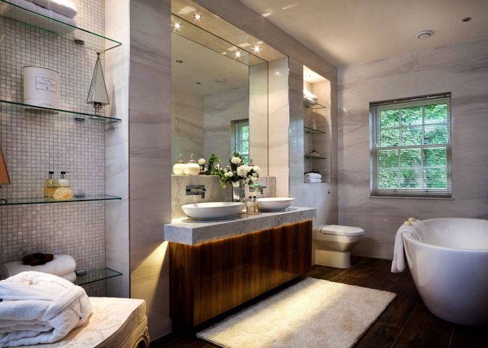 niche avec miroir dans la salle de bain
