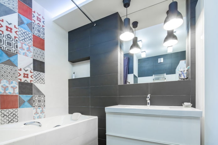 niche avec miroir dans la salle de bain