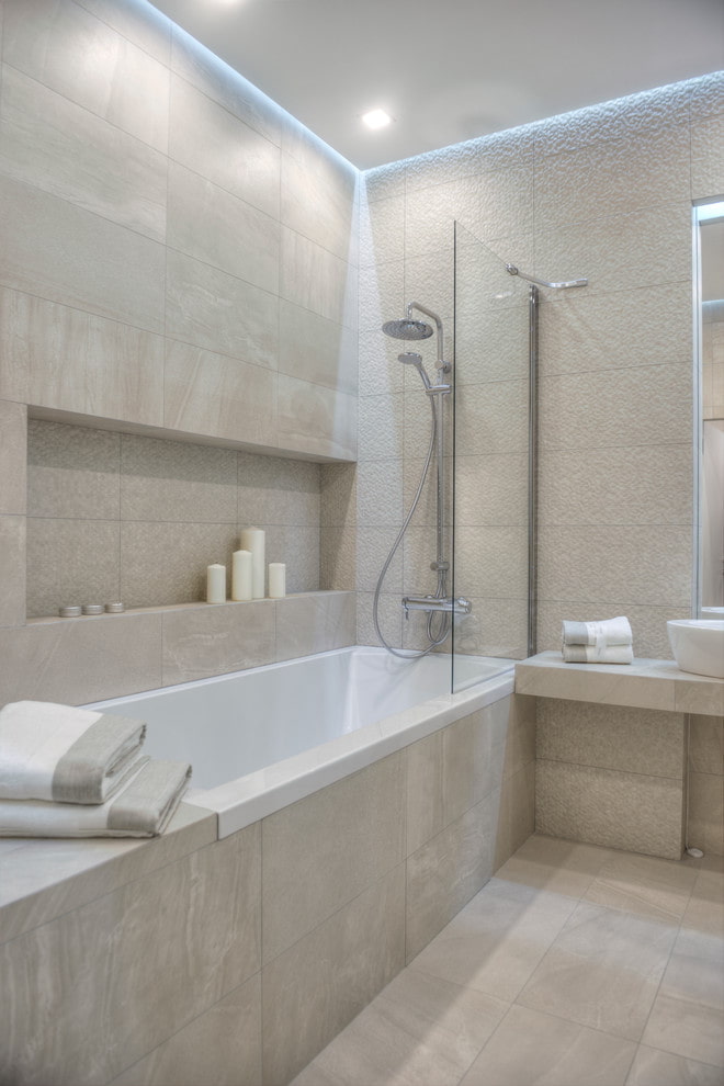 niche au-dessus de la baignoire à l'intérieur