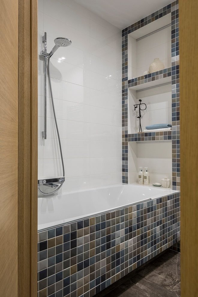 niches au-dessus de la baignoire à l'intérieur