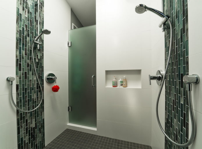 niche pour shampoings dans l'intérieur de la salle de bain