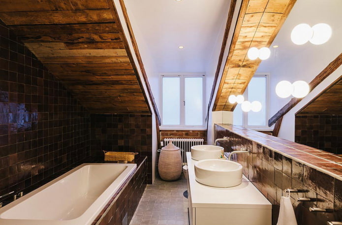 Niche avec miroir dans la salle de bain