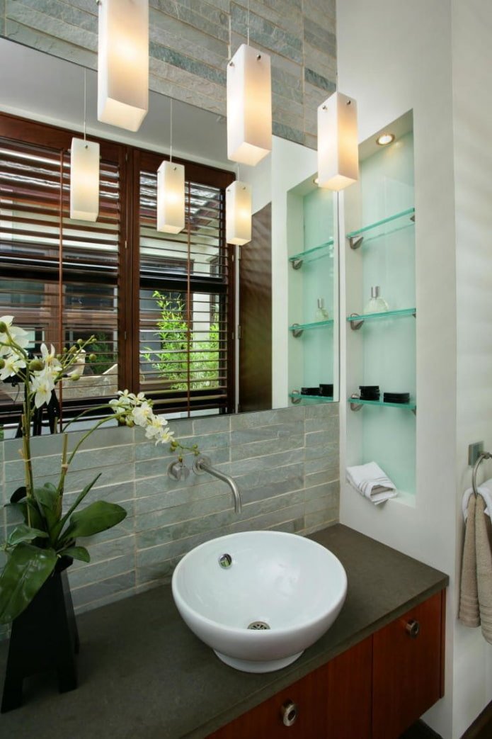 niche près du lavabo dans la salle de bain