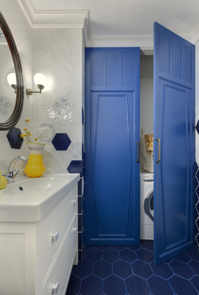 niche cachée dans la salle de bain