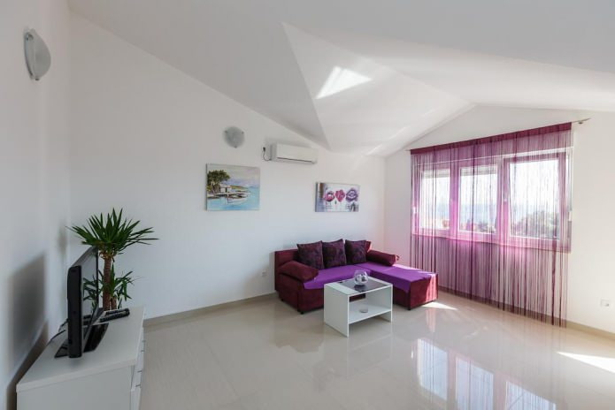Rideaux en fils violets dans le salon