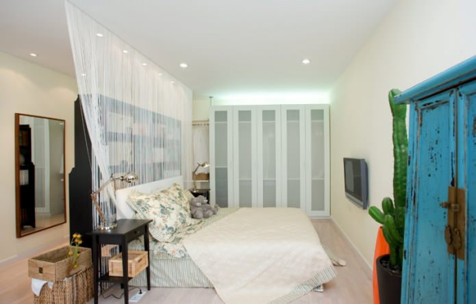 Chambre avec rideaux en fils blancs
