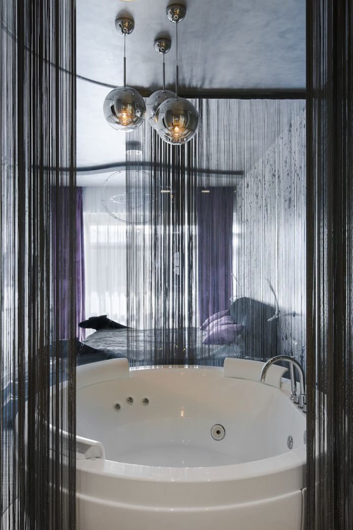 rideaux de fils noirs dans la salle de bain
