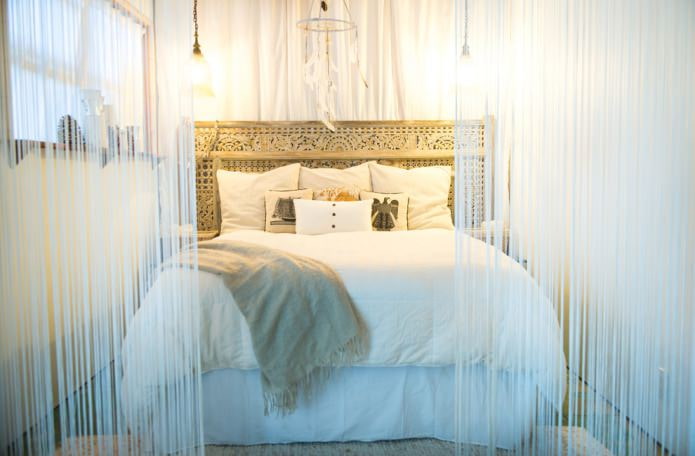 Chambre avec rideaux en fils blancs