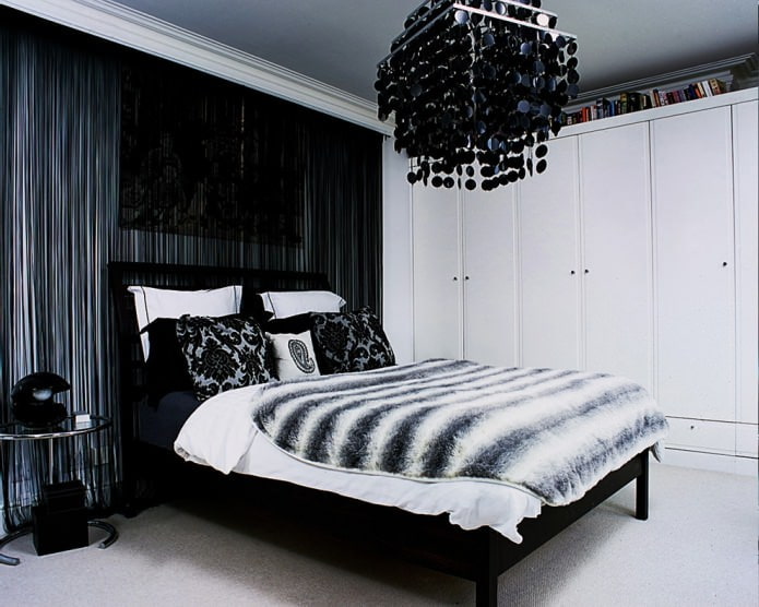 Chambre avec rideaux en fils noirs