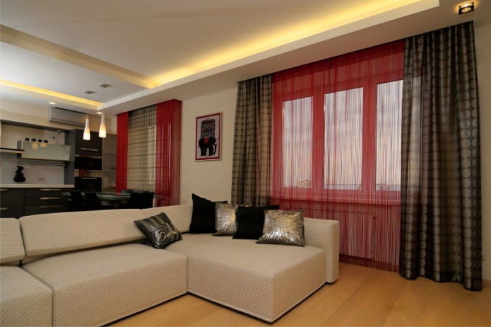 rideaux de fils rouges dans le salon aux fenêtres